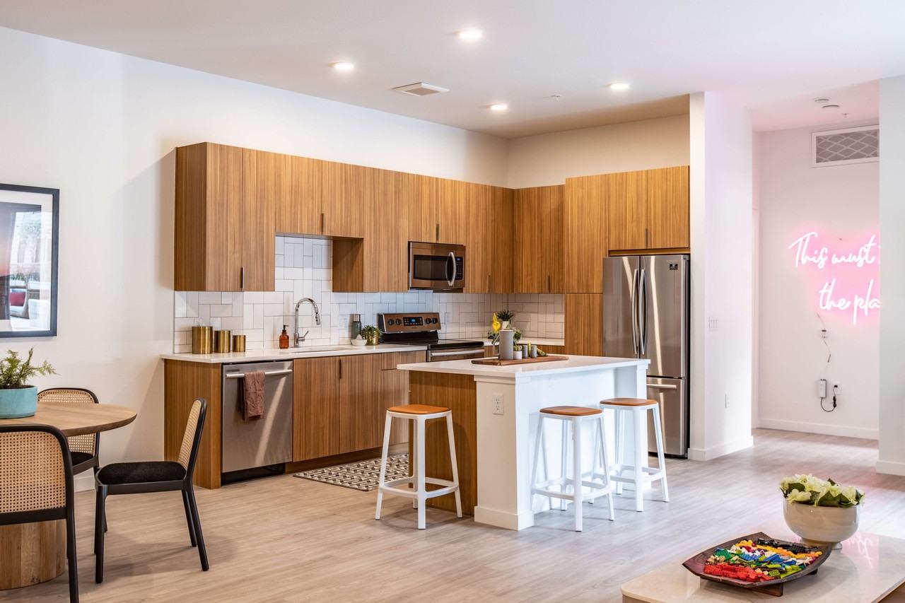 Neon Local - Photo 3 of 41