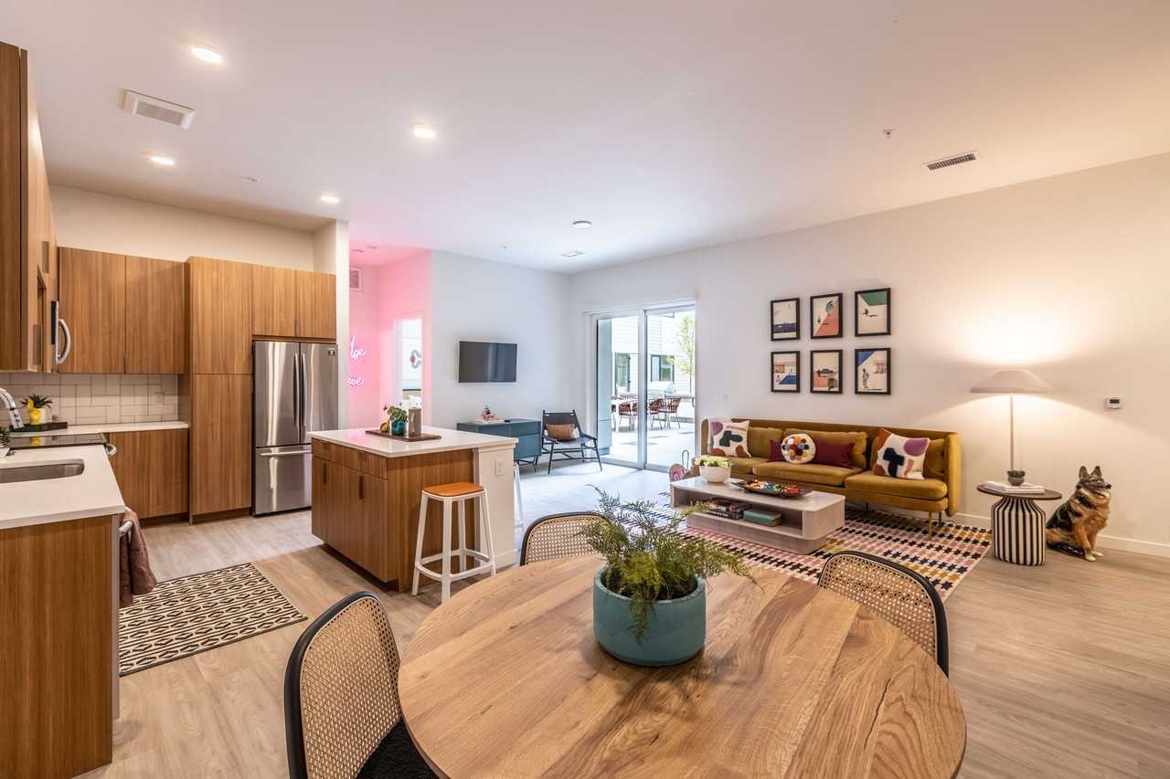 Neon Local - Photo 4 of 41