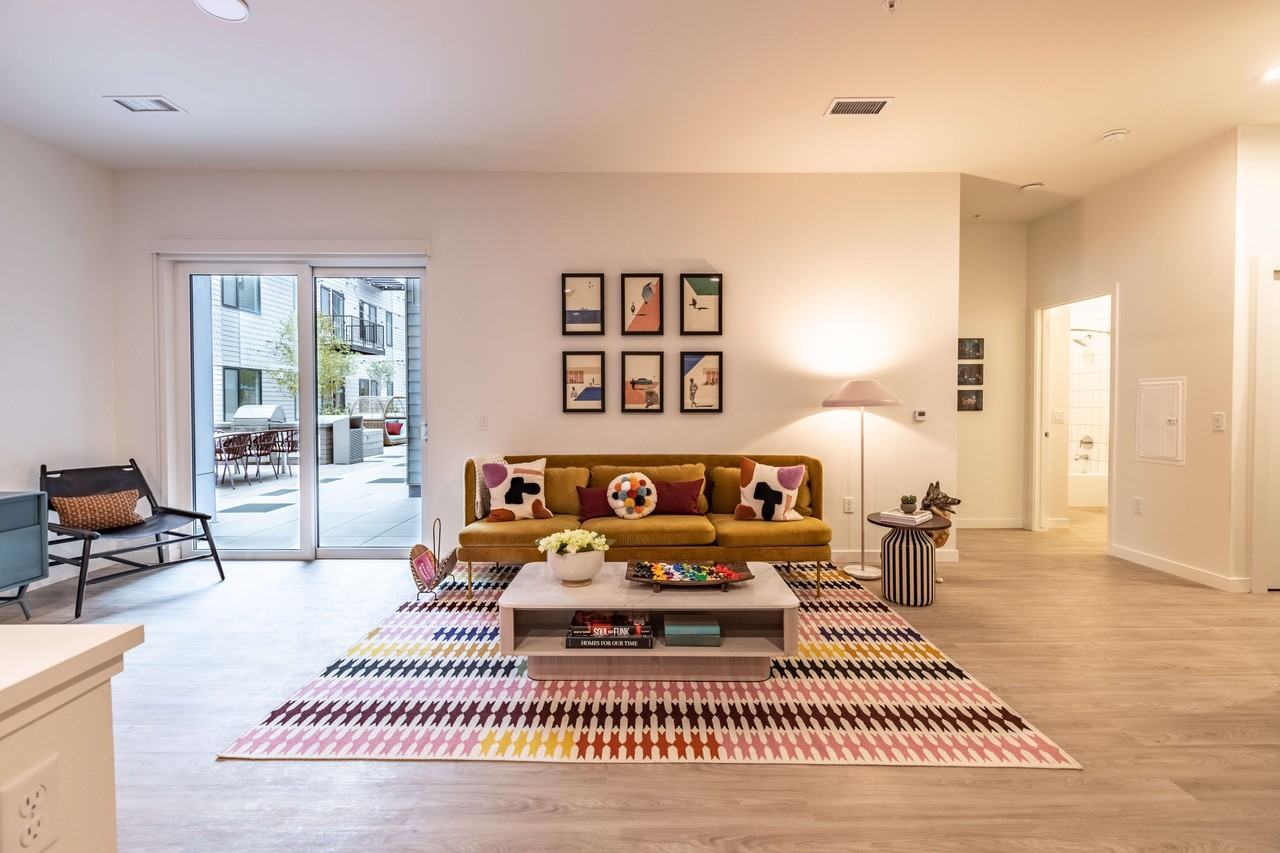 Neon Local - Photo 5 of 41