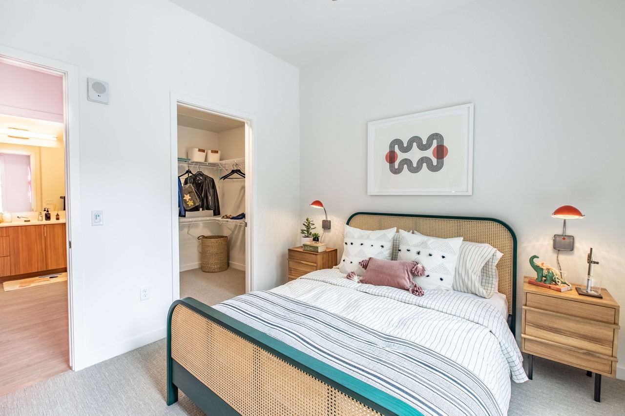 Neon Local - Photo 6 of 41