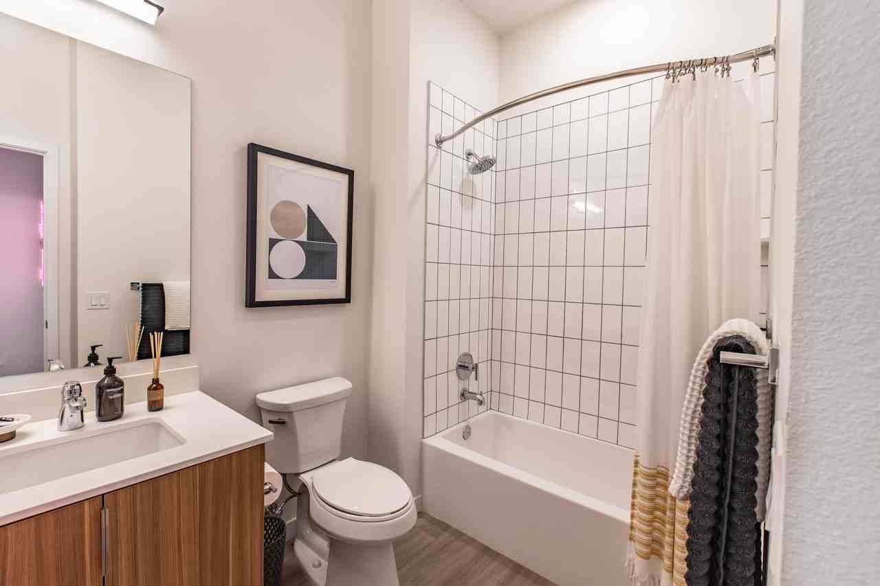 Neon Local - Photo 7 of 41