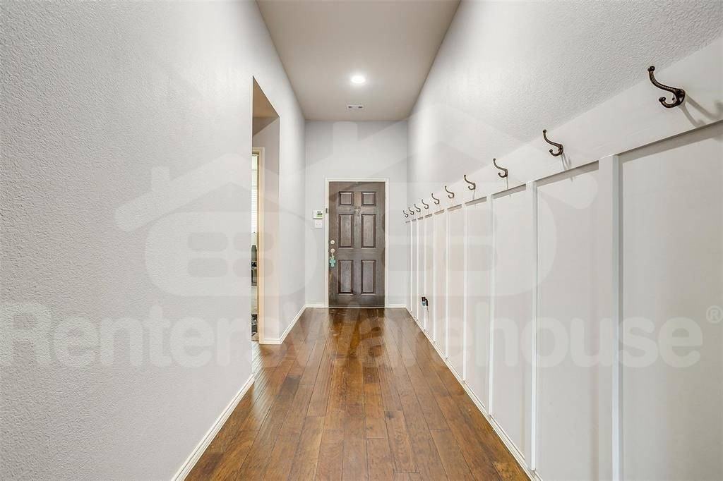 320 Mariscal Pl - Photo 2 of 10
