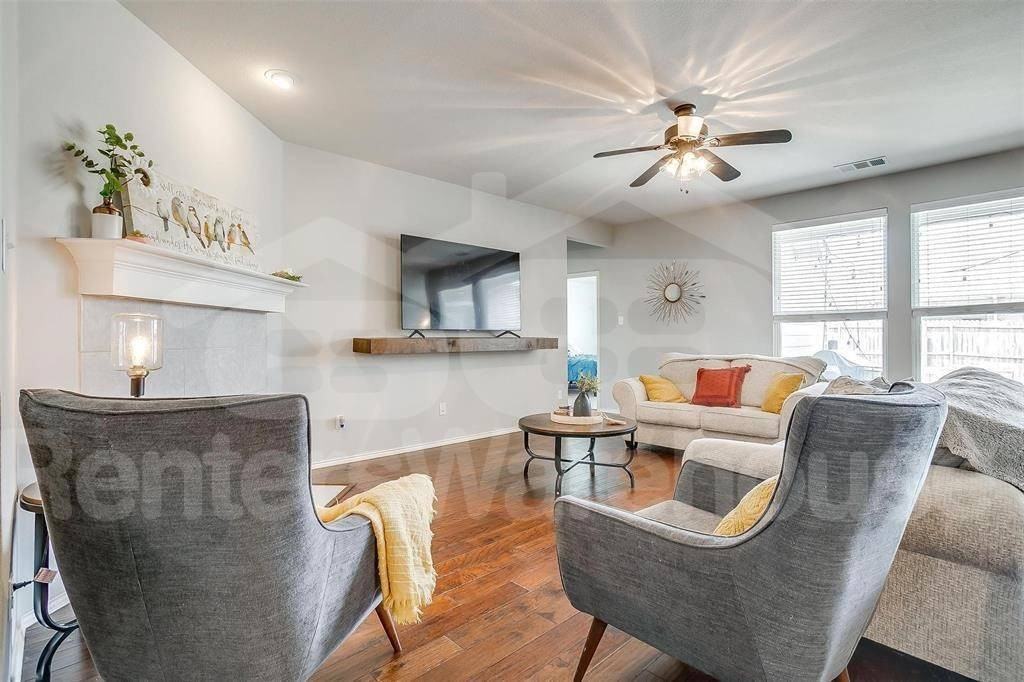 320 Mariscal Pl - Photo 3 of 10