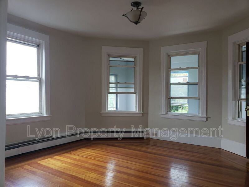 1059 S Broadway - Photo 3 of 8