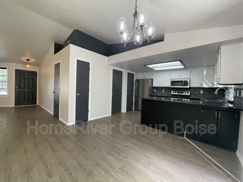 876 N Damask Pl - Photo 4 of 25