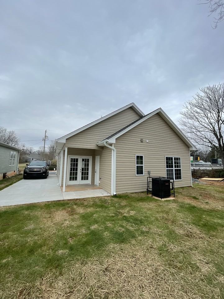 1322 E 1st St #NA - Photo 2 of 9