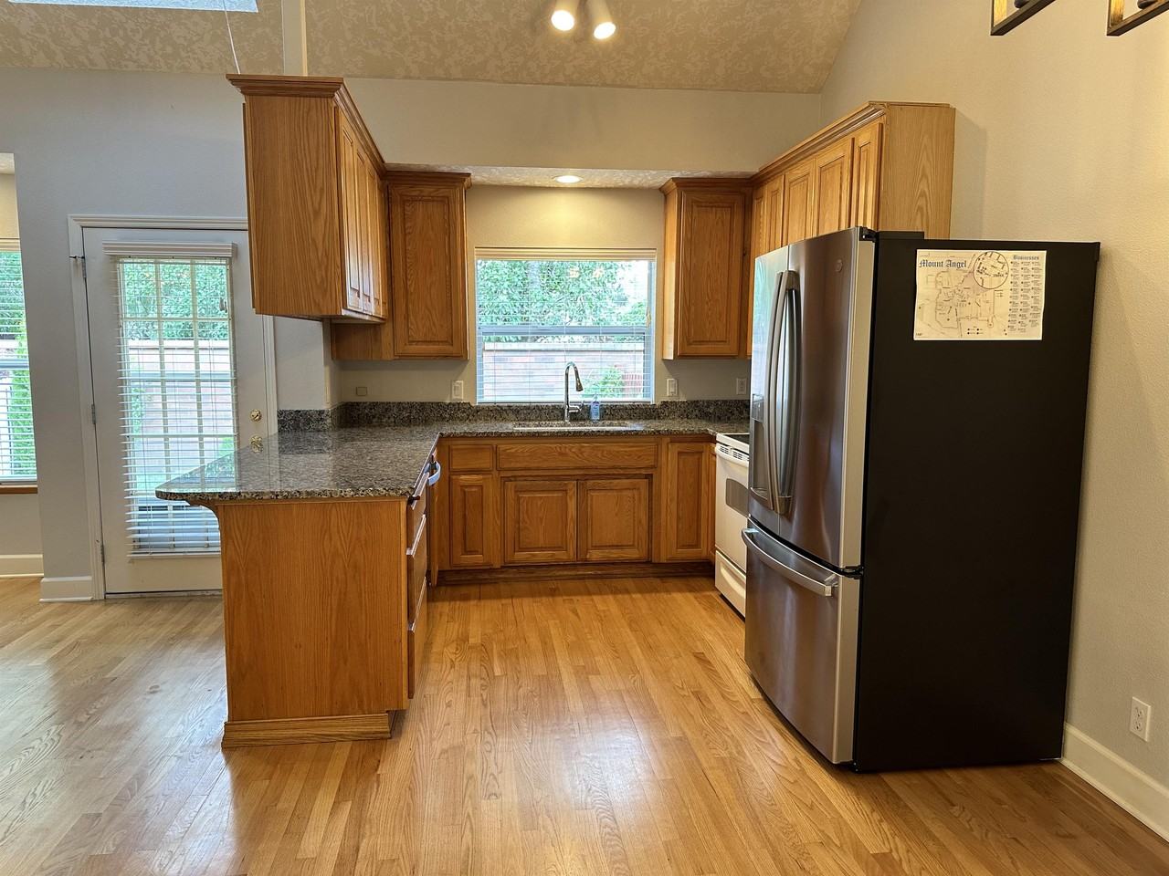 330 E College St #1 - Photo 4 of 50