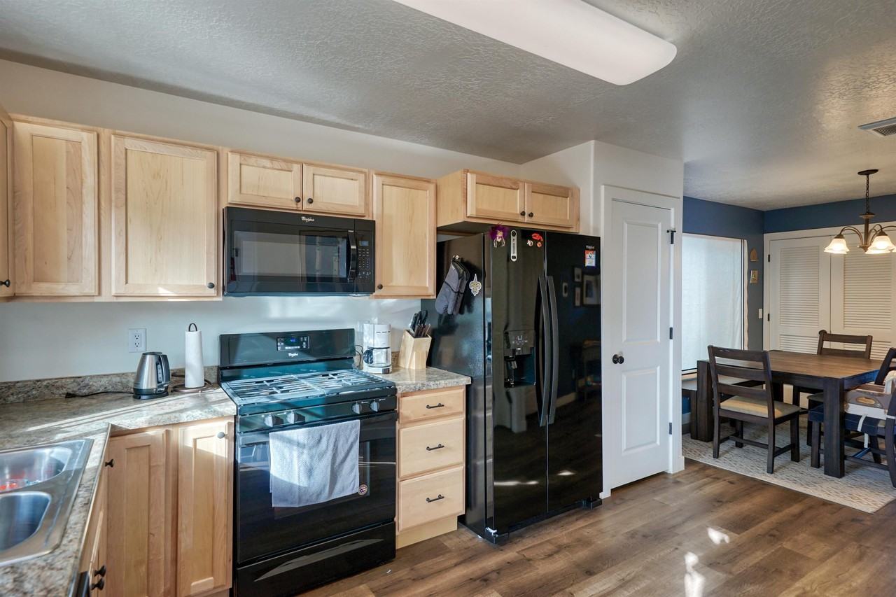 527 E 6th St #1 - Photo 4 of 10