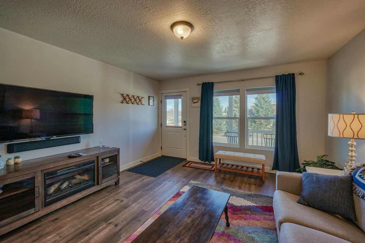 527 E 6th St #1 - Photo 6 of 10