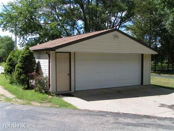 1505 Lakeview Ln S - Photo 3 of 11