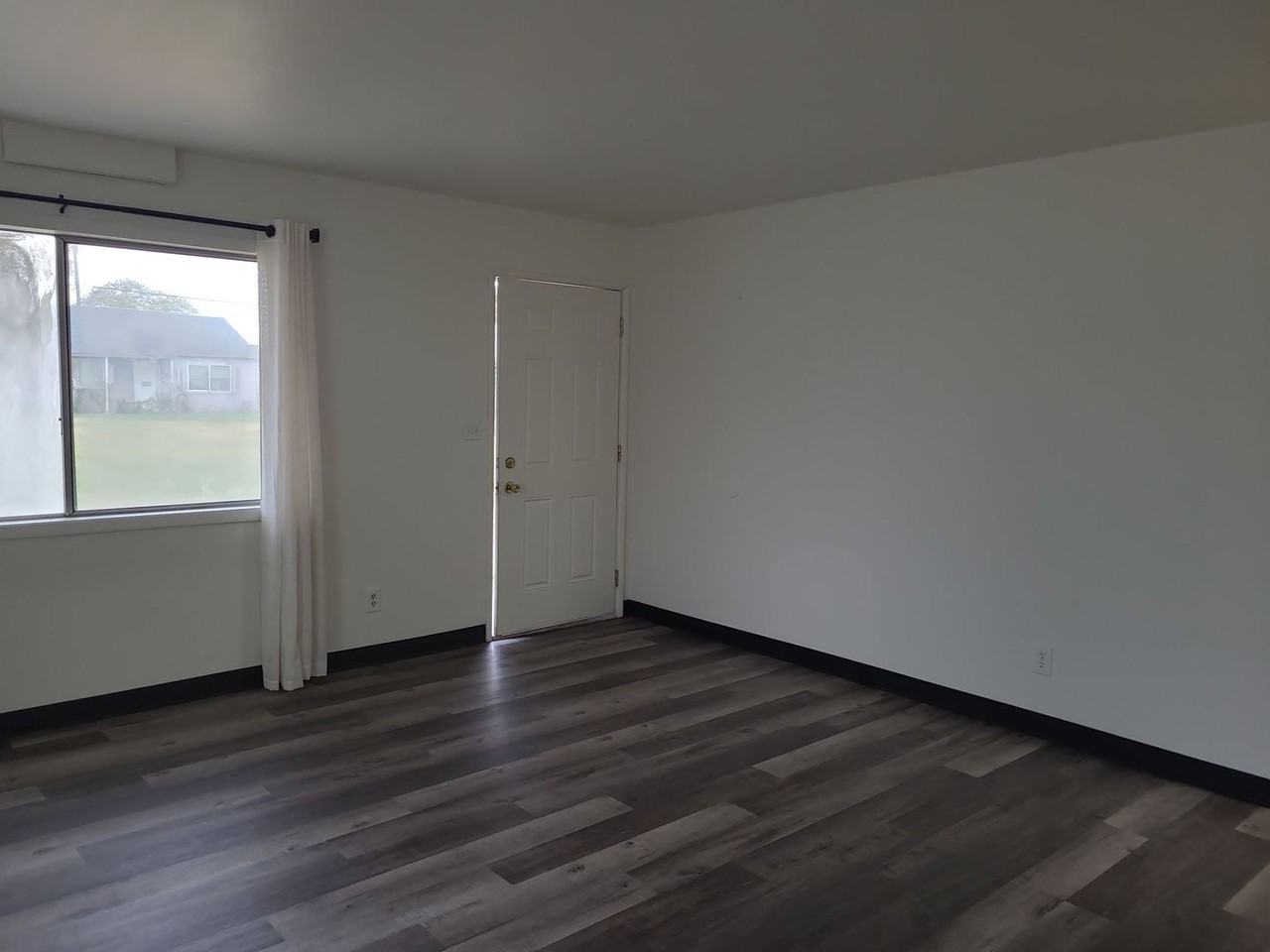 925/927 Lowry - Photo 3 of 22