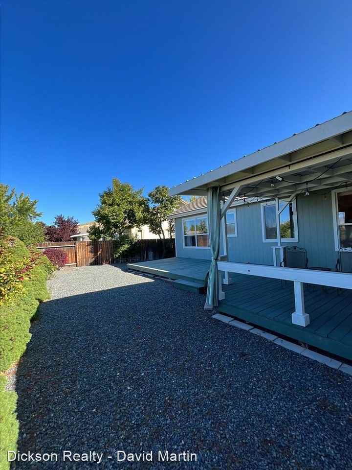 4875 Crestside Dr - Photo 3 of 35