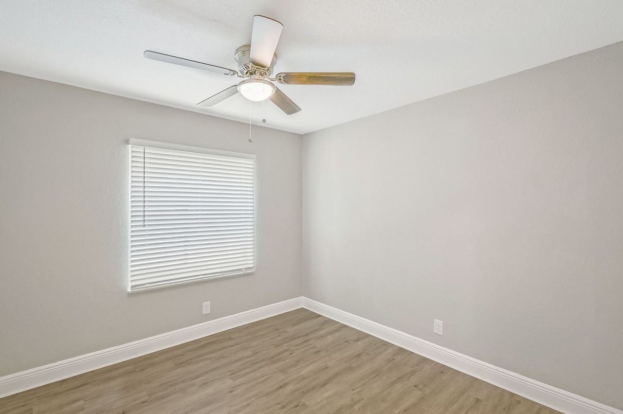 5919 Ithaca Cir W - Photo 3 of 35