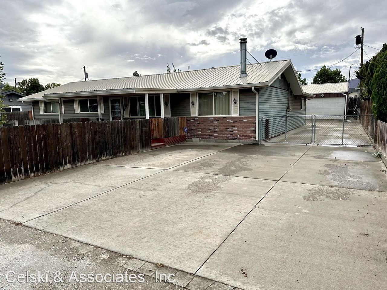 1107 Jane Ave - Photo 3 of 38