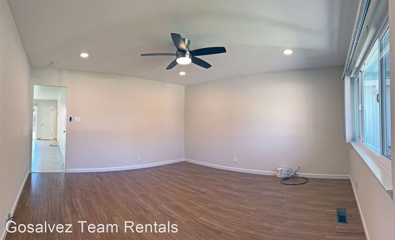866 Desert Isle Dr - Photo 2 of 15