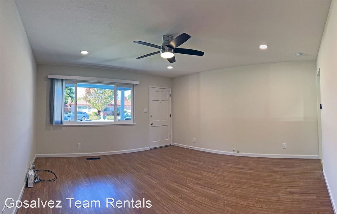 866 Desert Isle Dr - Photo 3 of 15