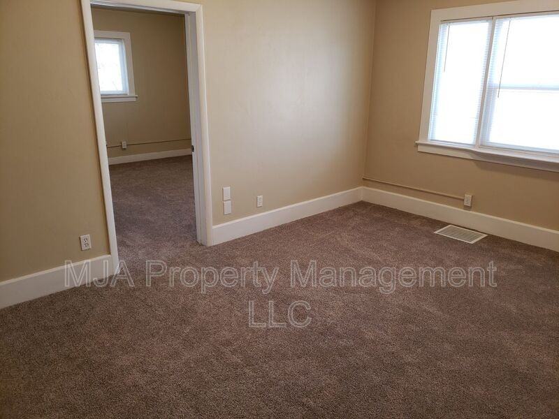 970 W Center St - Photo 4 of 13
