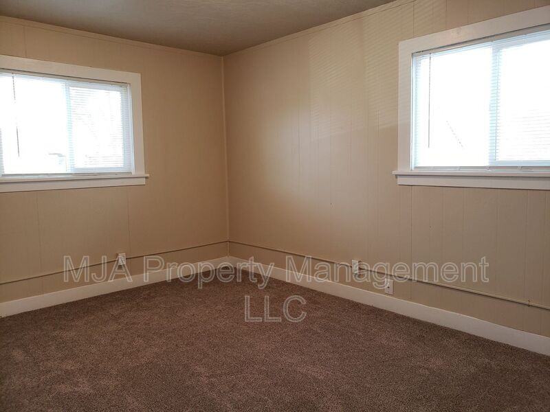 970 W Center St - Photo 7 of 13