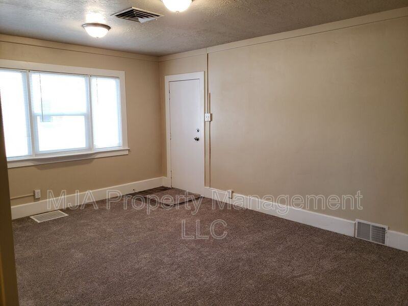 970 W Center St - Photo 3 of 13