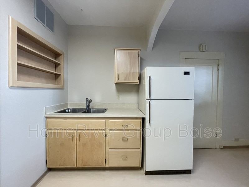 1315 W State St #4 - Photo 4 of 19