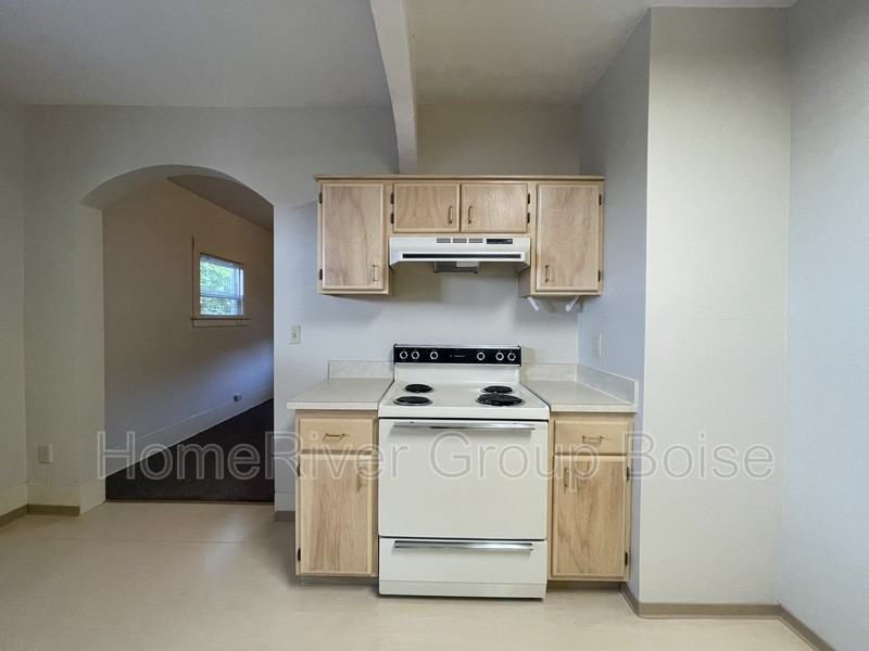 1315 W State St #4 - Photo 3 of 19