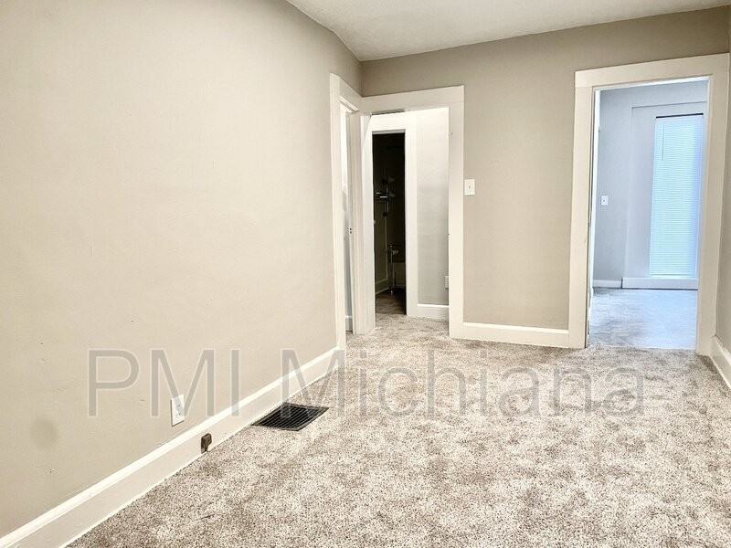 514 W Madison St - Photo 7 of 19