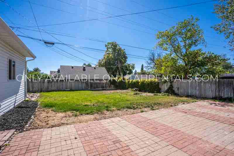 1968 E Blaine Ave - Photo 4 of 24