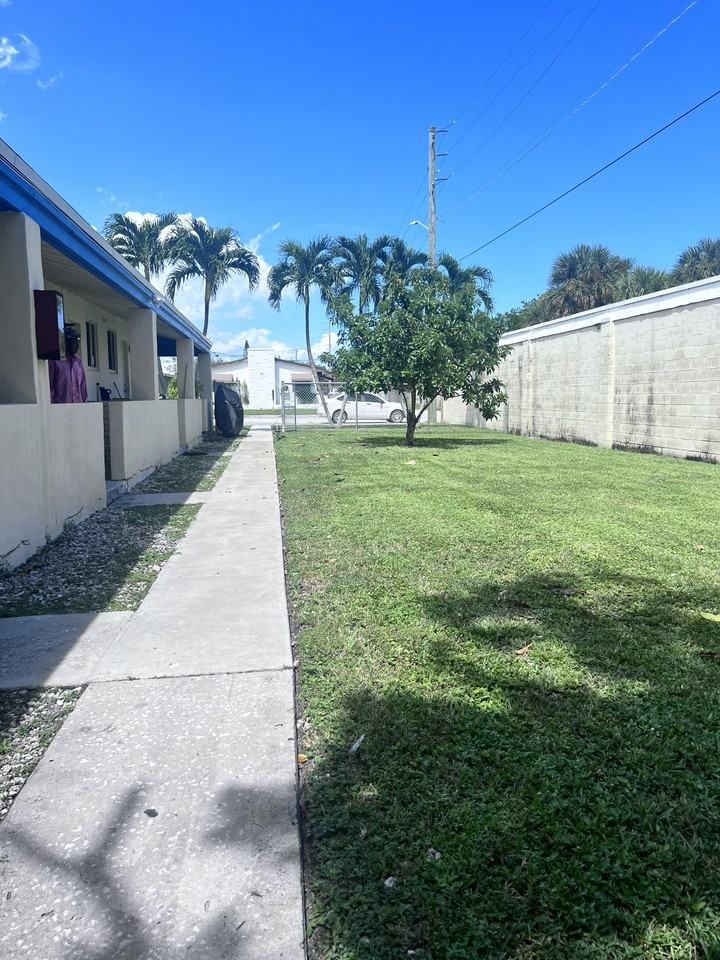 1706 Thomas St #3 - Photo 3 of 6