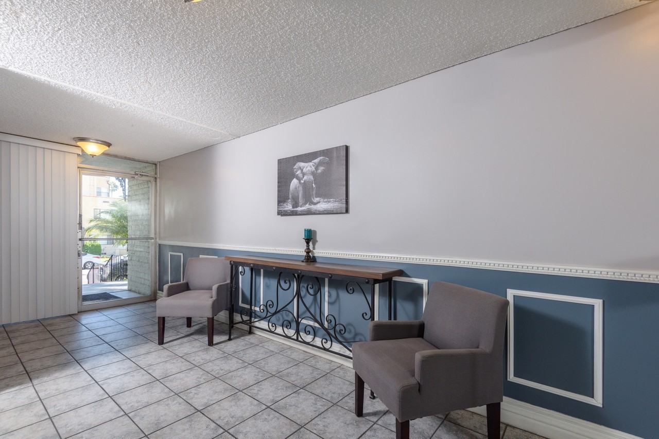 Versailles Apartments - Photo 7 of 9