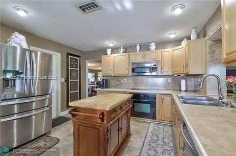 9405 Nw 83rd St - Photo 3 of 8