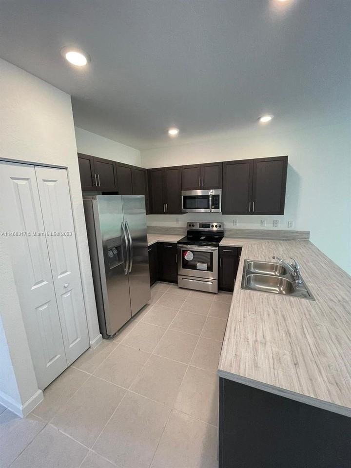 1668 Se 26th Ter - Photo 3 of 8