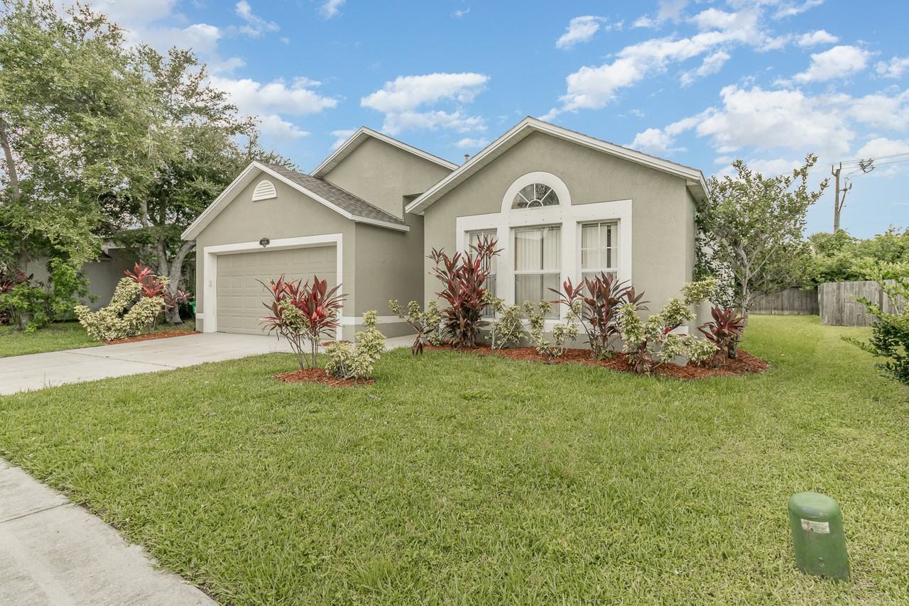 4426 Four Lakes Dr - Photo 2 of 27