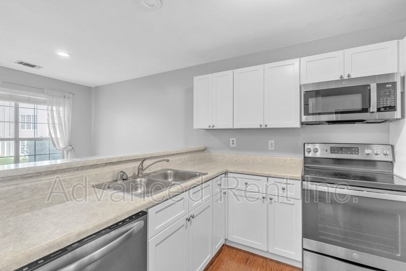 606 Squire Ln #B - Photo 4 of 23