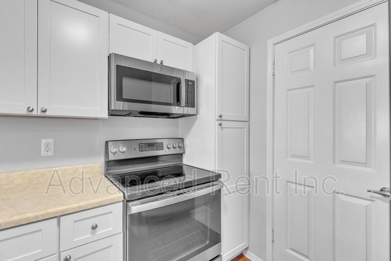 606 Squire Ln #B - Photo 5 of 23