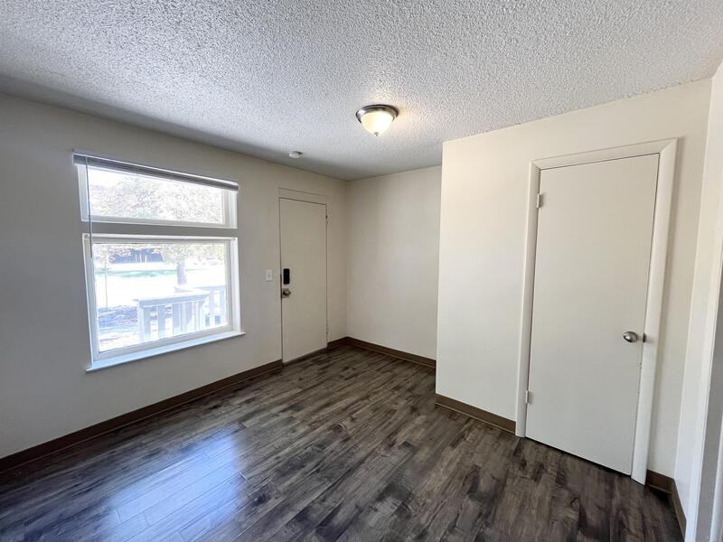 560 S St - Photo 4 of 15