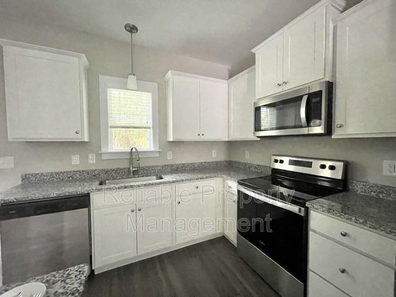 411 Barbour St - Photo 3 of 13
