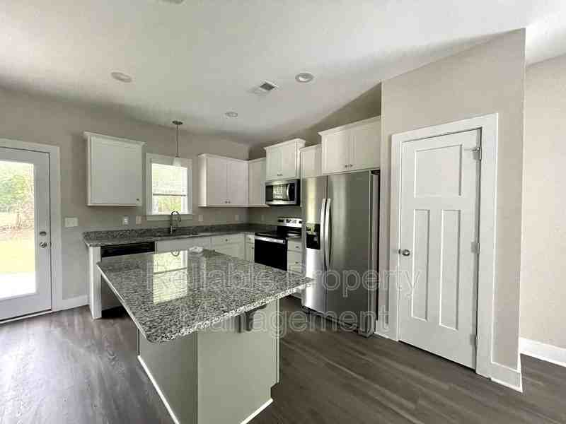 411 Barbour St - Photo 4 of 13