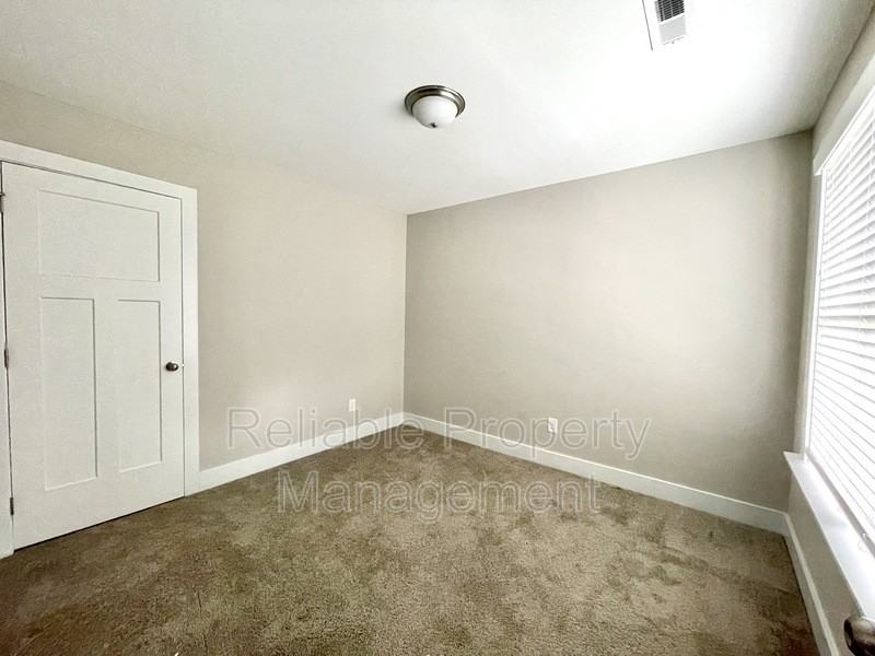411 Barbour St - Photo 7 of 13