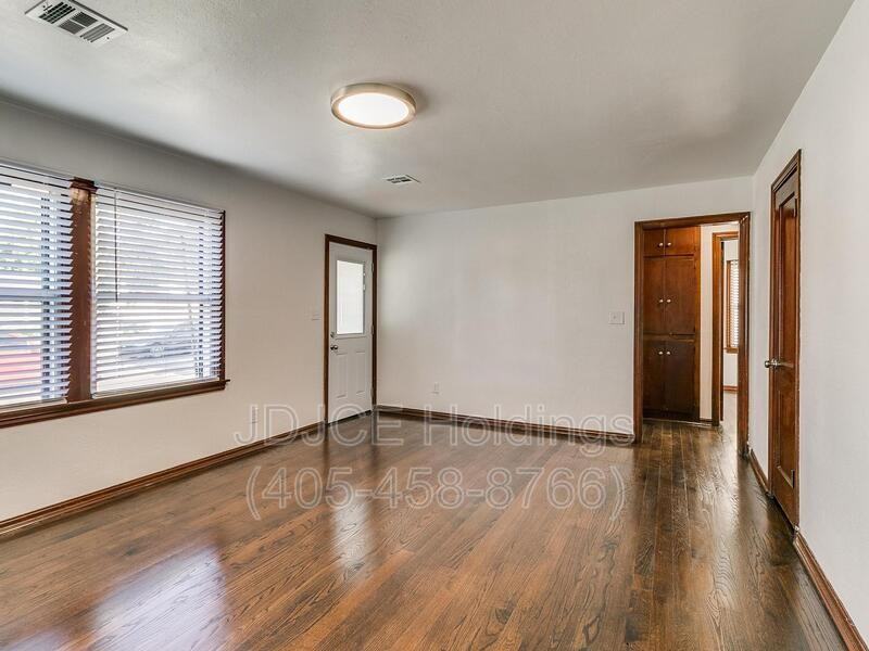 204 E Douglas Dr - Photo 5 of 19