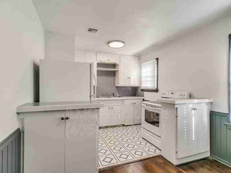 204 E Douglas Dr - Photo 7 of 19