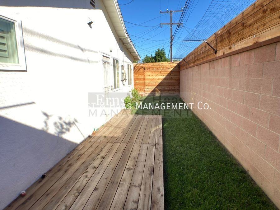 5906 1/2 California Ave - Photo 3 of 20