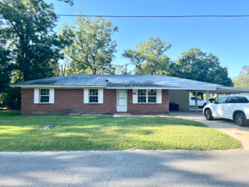 1205 Coggin Ave, Chipley, FL 32428 3 Bedroom House for 1,000/month