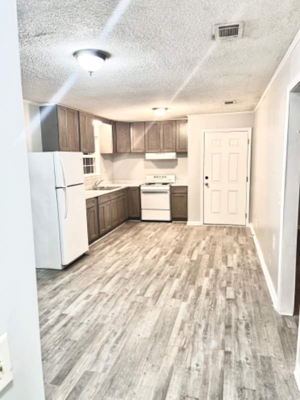 1205 Coggin Ave - Photo 2 of 11