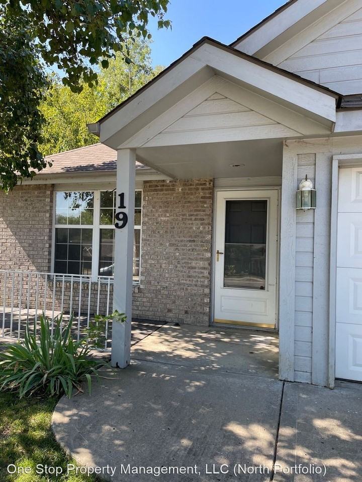 19 Wallingford Dr - Photo 2 of 24