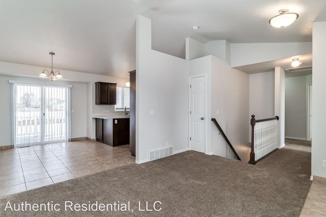 1814 W 2175 S - Photo 2 of 10