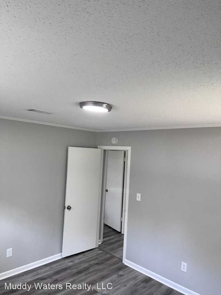 938 Graham Ave - Photo 2 of 10