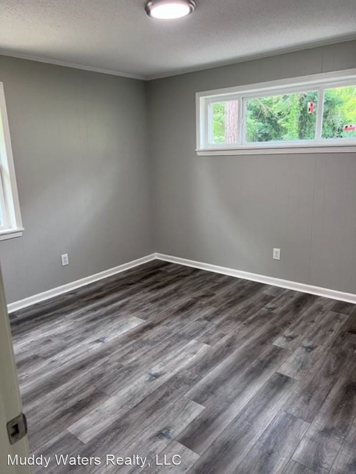 938 Graham Ave - Photo 3 of 10