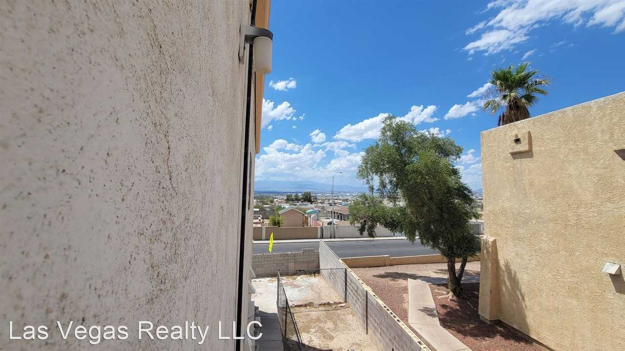 2377 Exeter Dr - Photo 3 of 31