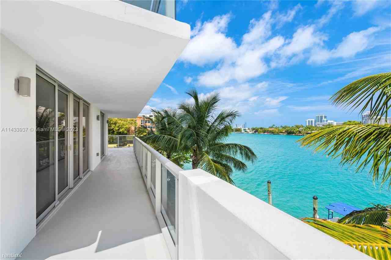 9901 E Bay Harbor Dr - Photo 2 of 43