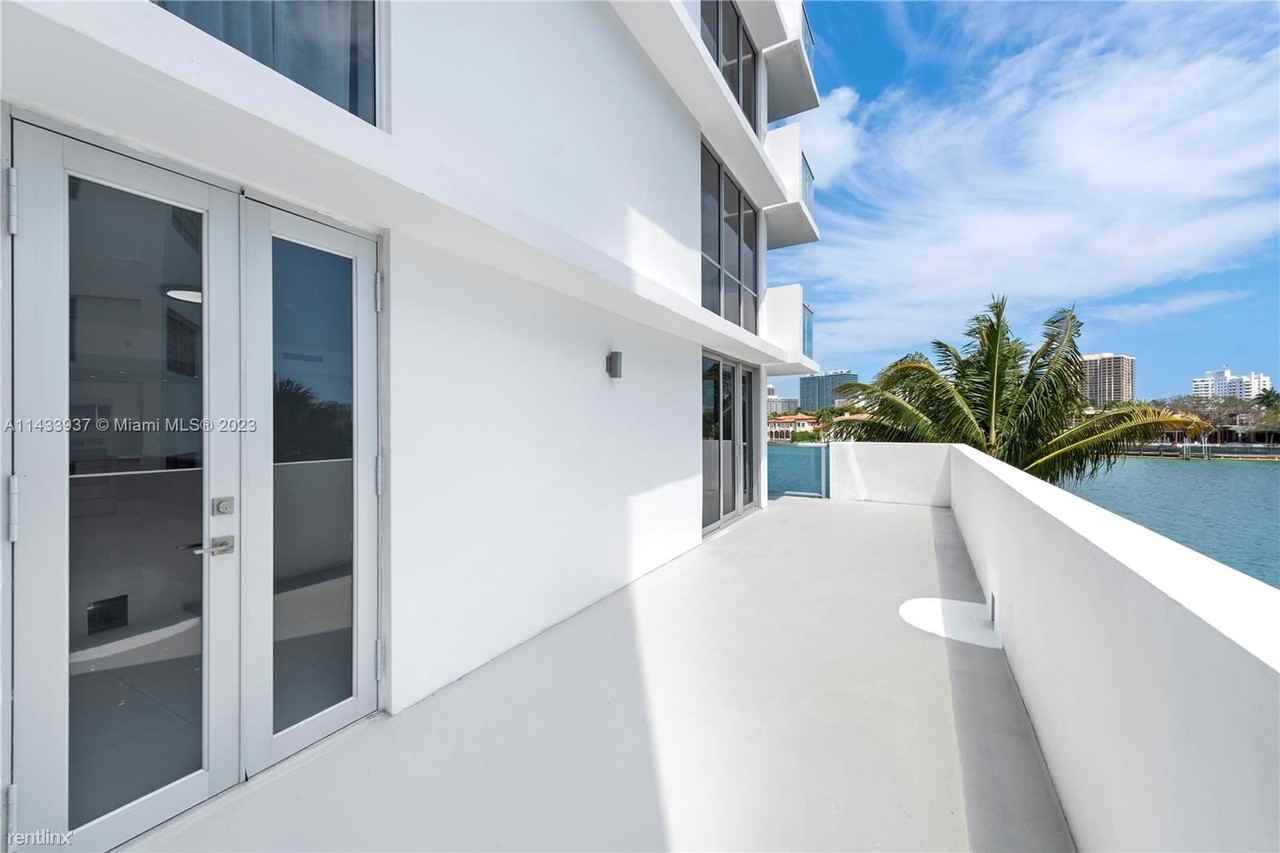 9901 E Bay Harbor Dr - Photo 3 of 43